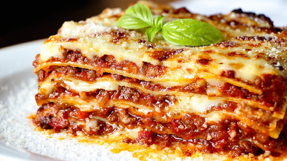 Capas doradas, relleno abundante y mucho sabor en cada porción.