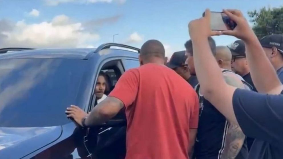 La barra del Corinthians apretó al plantel a la salida de entrenamiento en la previa del debut en la Copa Libertadores ante Platense.