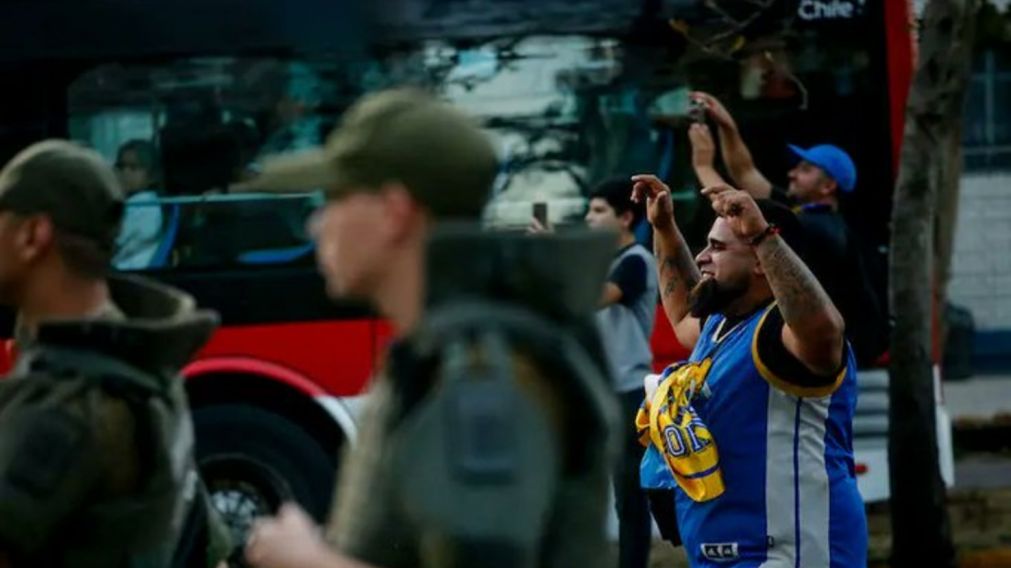 En las inmediaciones de la concentraci�n de Boca, hinchas de Colo Colo le hab�an robado a los simpatizantes boquenses. 