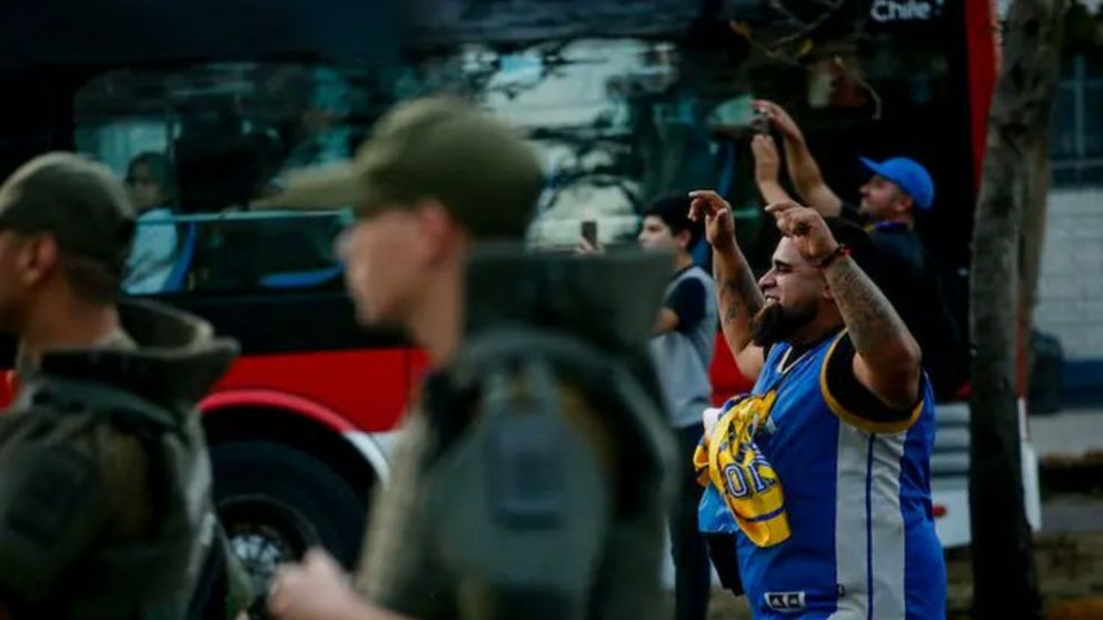 En las inmediaciones de la concentración de Boca, hinchas de Colo Colo le habían robado a los simpatizantes boquenses.