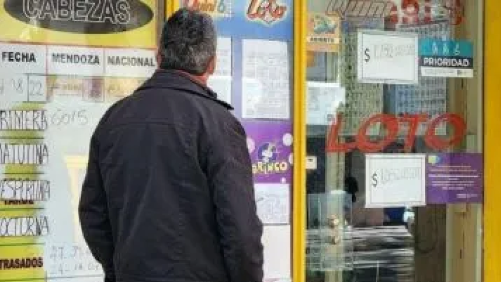 Cambió de billetera, encontró unos tickets de lotería olvidados y uno era ganador: ¿cuánto cobró?