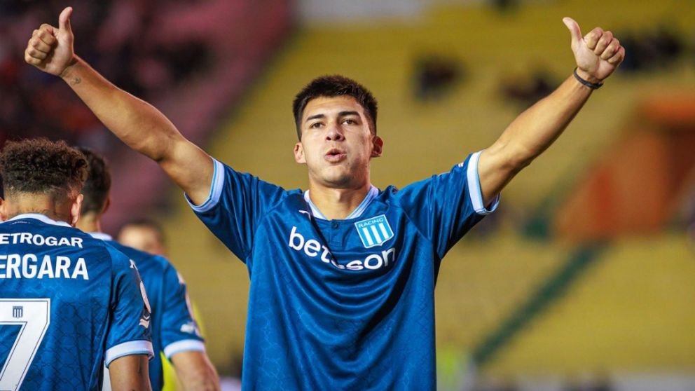 El pibe Gonzalo Sosa lo festeja con sus brazos en alto. Racing le gana bien a Independiente Petrolero.