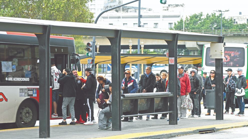 Siguen las demoras en los viajes en los colectivos por la baja frecuencia (Nahuel Ventura).