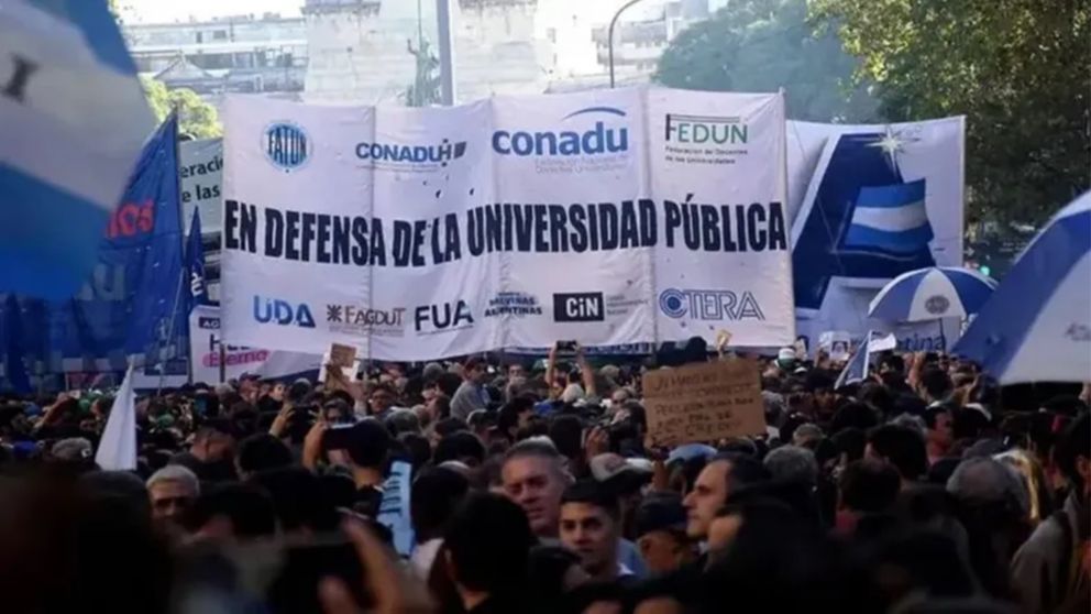 Docentes y no docentes de la UBA concretan  un paro de actividades.