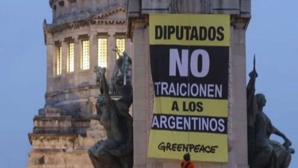 La activista se subió para colocar dos banderas como protesta en rechazo a la reforma de la Ley de Glaciares.