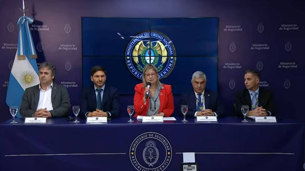 Alejandra Monteoliva y Maximiliano Pullaro brindaron una conferencia de prensa.