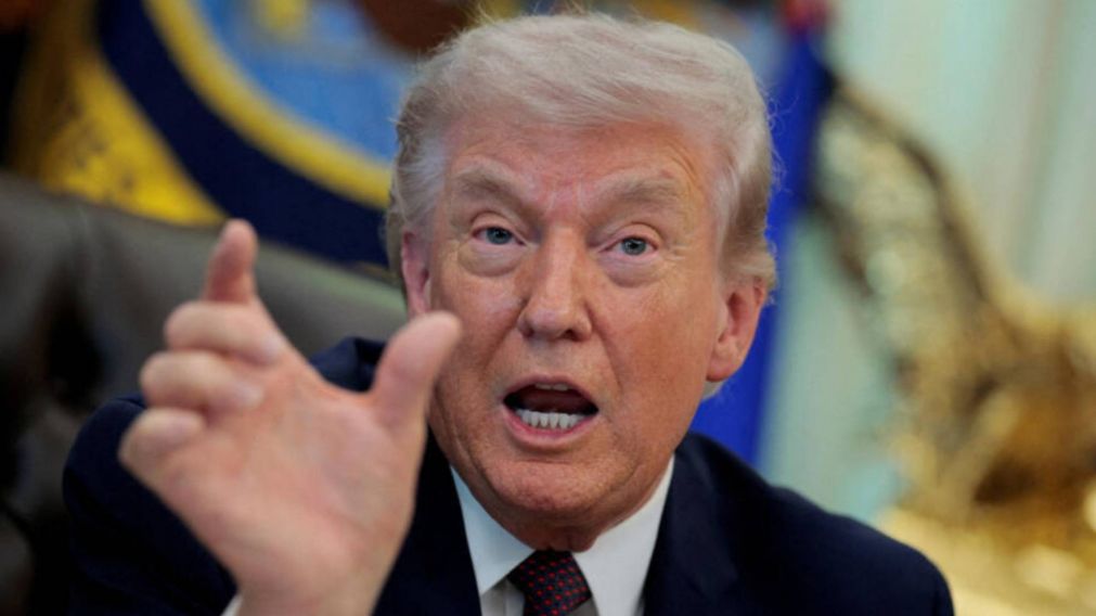 Trump amenaza con aranceles del 50 % a proveedores de armas de Irán.