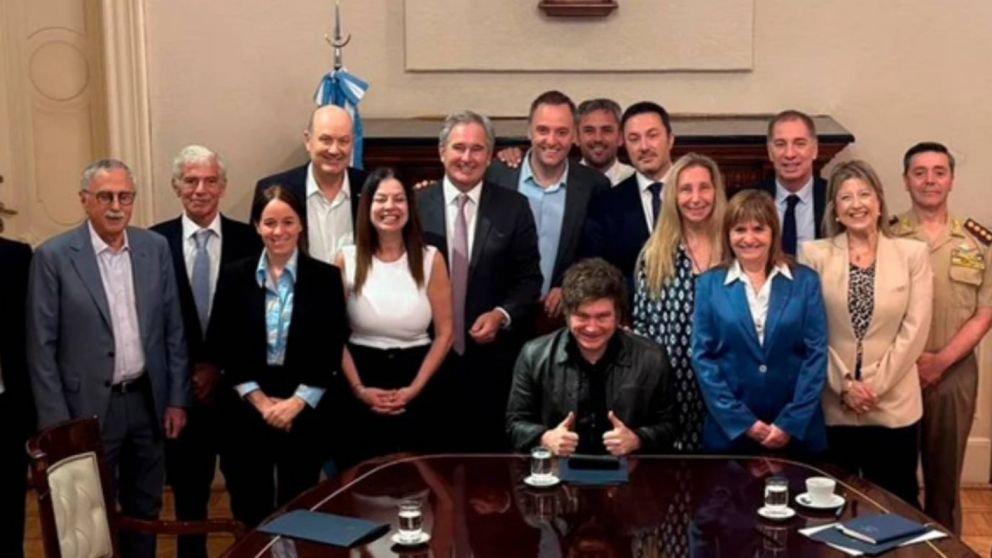 Sueldos del Gabinete de Javier Milei: subieron de más de $3.500.000 a superar los 7.200.000 y los ministros casi recuperan dos años de inflación