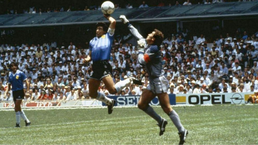 Diego Maradona y "la mano de Dios" ante los ingleses.