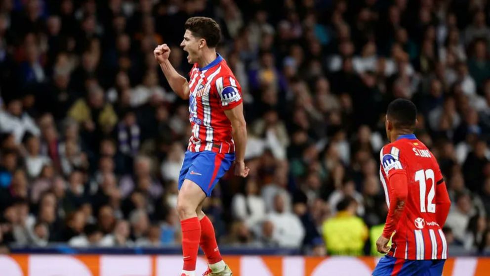 Juli�n �lvarez meti� un golazo de tiro libre para el Atl�tico de Madrid.