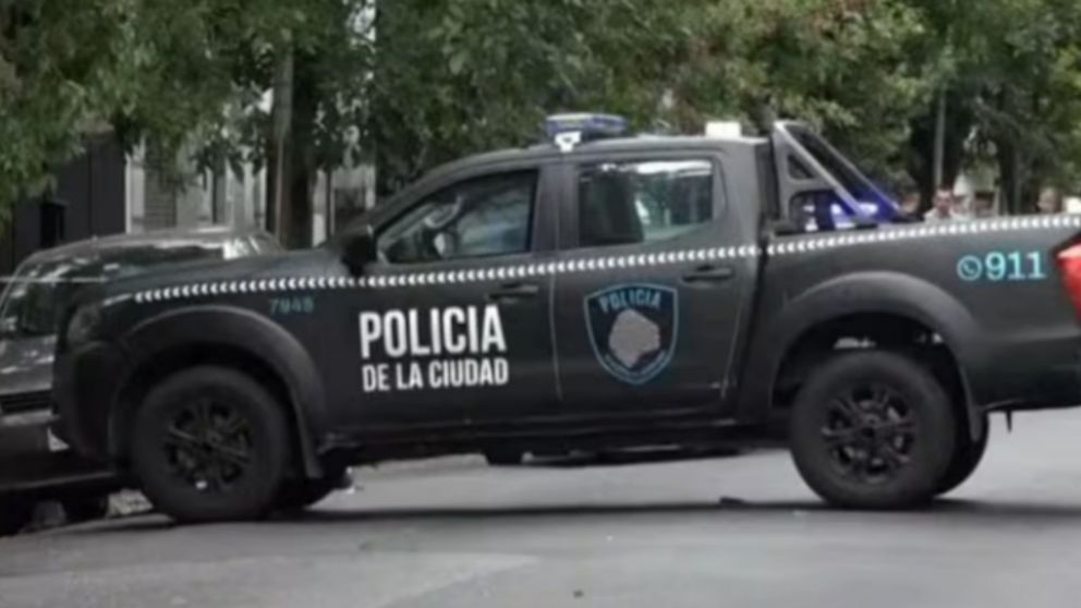 Declaró la policía que disparó cinco veces en un auto de Liniers: "Sentí que me iban a matar"