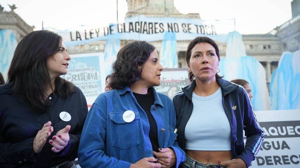 Mayra Mendoza participó de la marcha contra la Ley de Glaciares: "El agua no se toca"