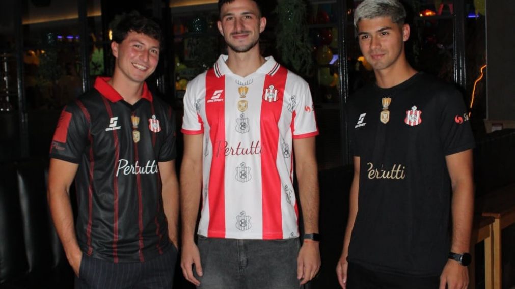 El Juventud de Bernal presentó las camisetas para jugar el Promocional Amateur