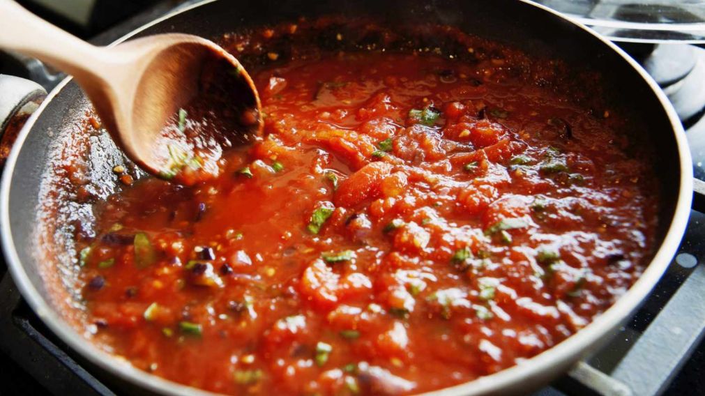 No tires los tomates viejos: hacé salsa casera y ahorrá miles de pesos con este truco.