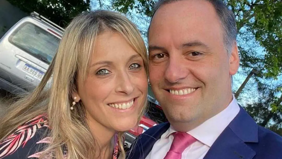 Manuel Adorni junto a su esposa.