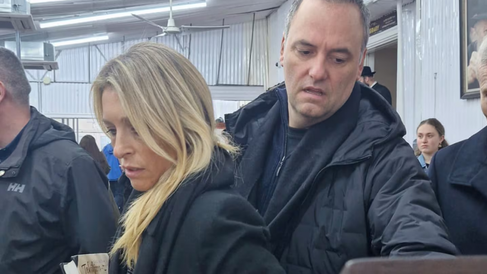 Manuel Adorni y su esposa.