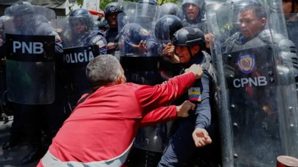 Tensión en Venezuela: reprimen una manifestación por subas salariales en el centro de Caracas