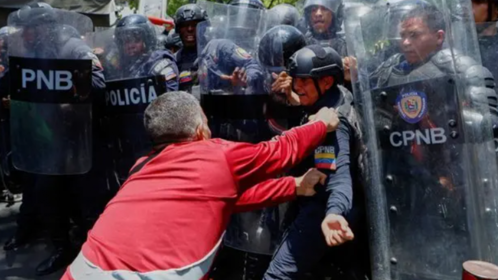 Tensión en Venezuela: reprimen una manifestación por subas salariales en el centro de Caracas