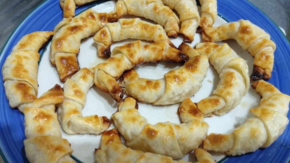 Medialunas de queso con tapa de tarta: hacelas en 20 minutos y por dos mangos.