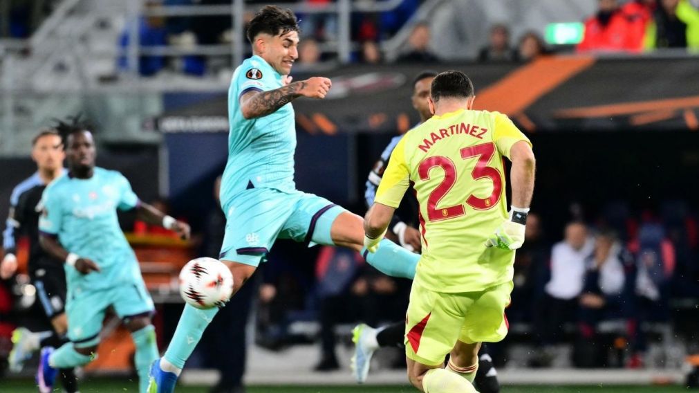 Dos hombres de la Selección Argentina se cruzaron en los cuartos de final de la Europa League. Santi Castro y Dibu Martínezn en plena acción.