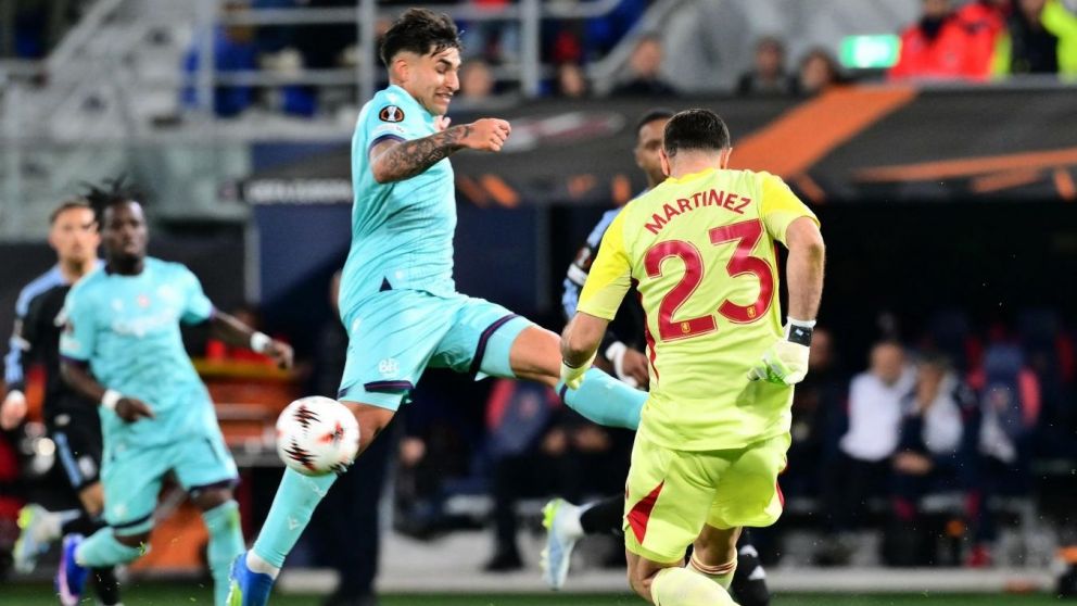 Dos hombres de la Selección Argentina se cruzaron en los cuartos de final de la Europa League. Santi Castro y Dibu Martínezn en plena acción.