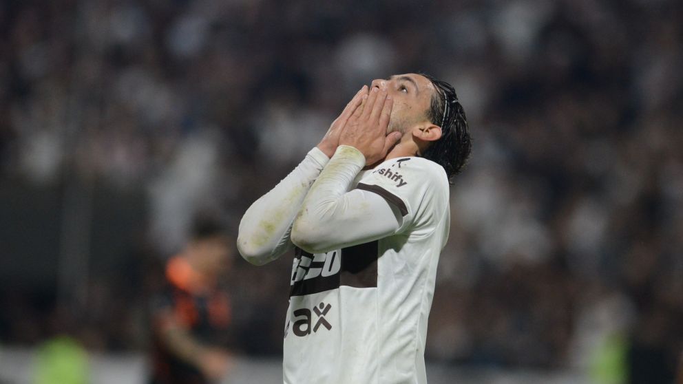 El Marr�n colm� el estadio Ciudad de Vicente L�pez en su estreno en la Copa Libertadores, pero no pudo con Corinthians. 