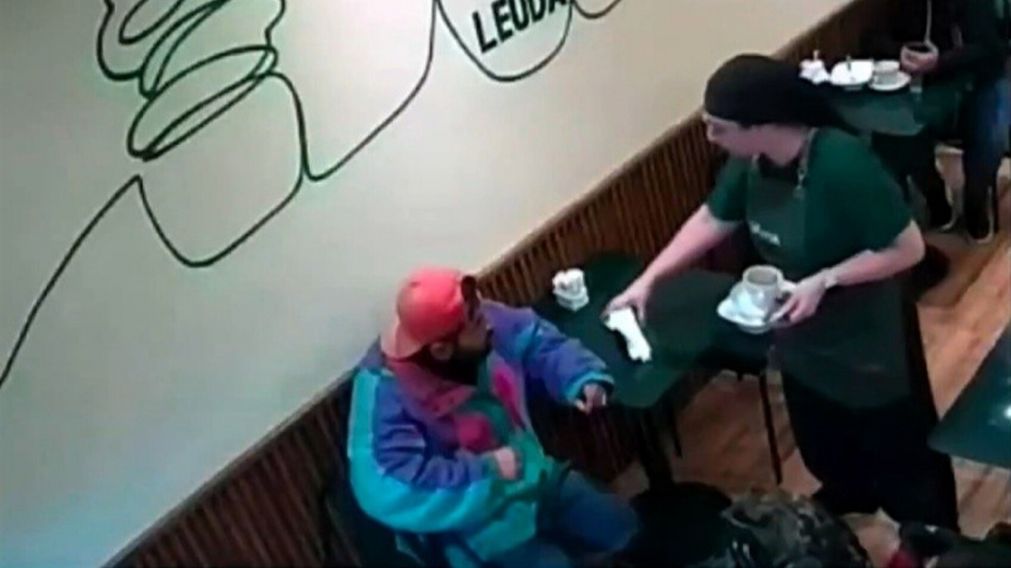 Un hombre fue arrestado luego de atacar brutalmente a una moza en un bar en Rosario (Imagen captura vídeo).