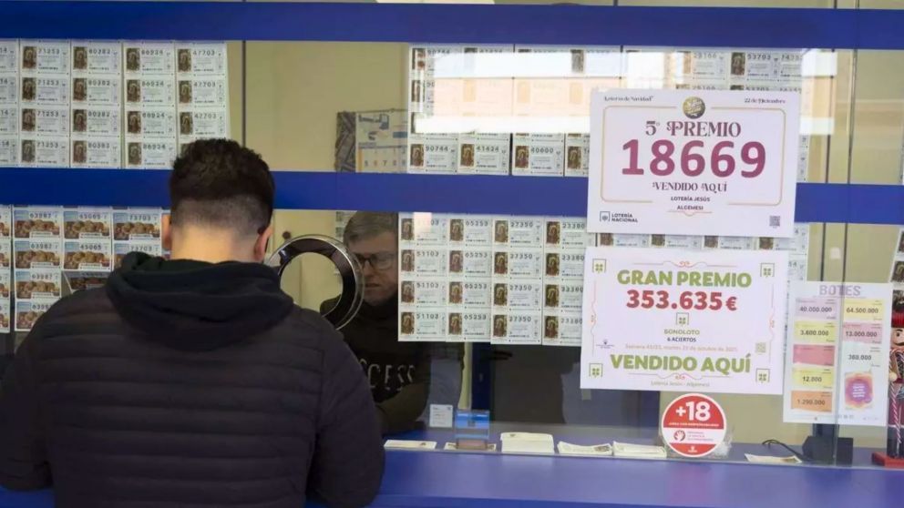 Vio una "señal" en una película para comprar un ticket de lotería y ganó un premio multimillonario.