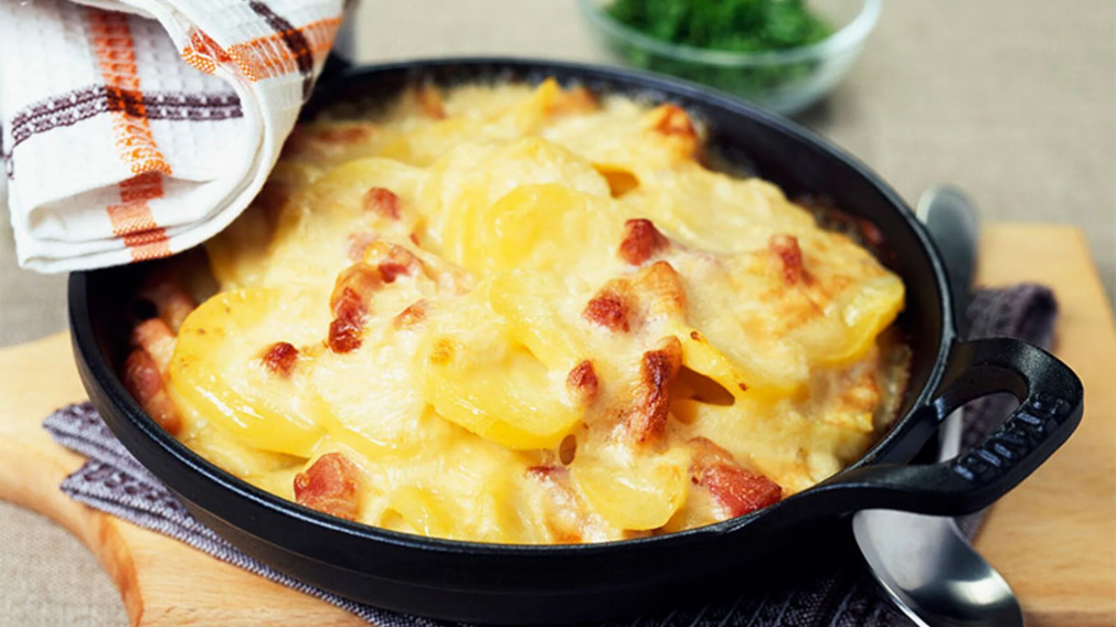 Tartiflette: cómo hacer la bomba de queso y panceta que rinde más que el asado.