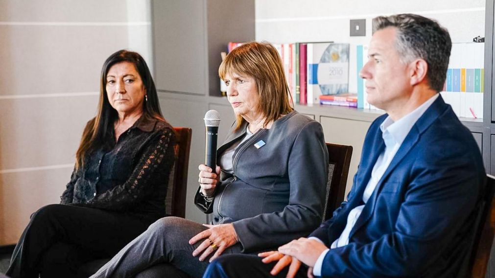Patricia Bullrich habló de Manuel Adorni en conferencia de prensa de Córdoba: "Quizás no tiene el cuero tan duro como yo".
