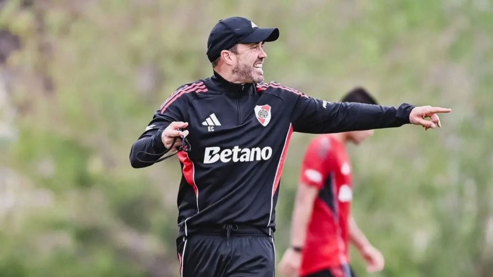 Eduardo Coudet mete mano en el once de River ante Racing.