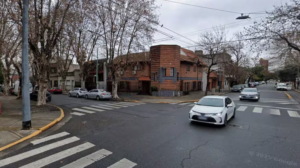 Trágico accidente en Villa Devoto: se le trabó la mochila al bajar del colectivo, se cayó y murió atropellada