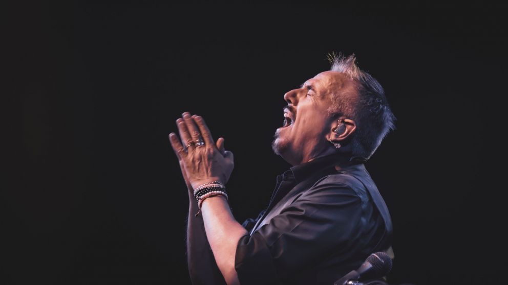 Alejandro Lerner presenta "D�jame Volver" y sorprende con un sonido m�s rockero