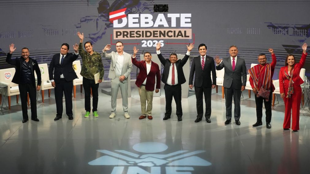Perú elige a su octavo presidente en 10 años: hay 35 candidatos y se anticipa un balotaje (Reuters).