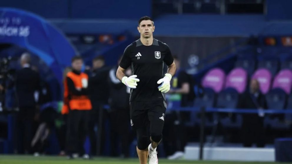 Emiliano Martínez sintió una molestia y no atajará para Aston Villa.