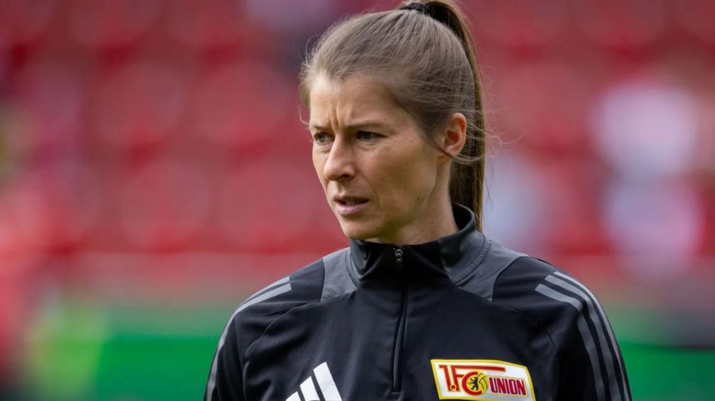 Marie-Louise Eta, primera mujer en asumir el cargo de entrenadora principal en la Bundesliga masculina