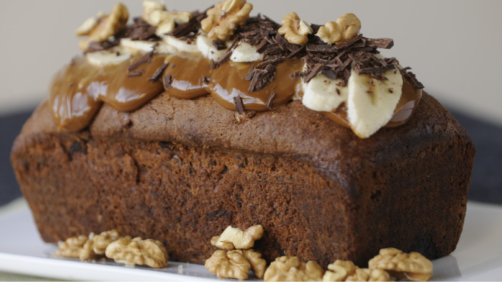 Receta de budín de banana split: el postre fácil y esponjoso que se hace en minutos