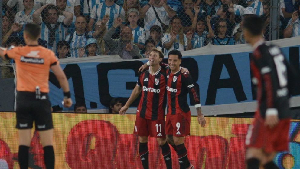 Los autores de la obra se abrazan y festejan. Colidio y Driussi, los goleadores de River en el cl�sico ante Racing. 