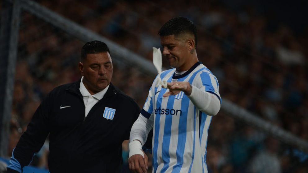 ¿El final de una etapa? El paso de Rojo por Racing no tuvo muchas cosas positivas. La gente lo insultó tras su expulsión.