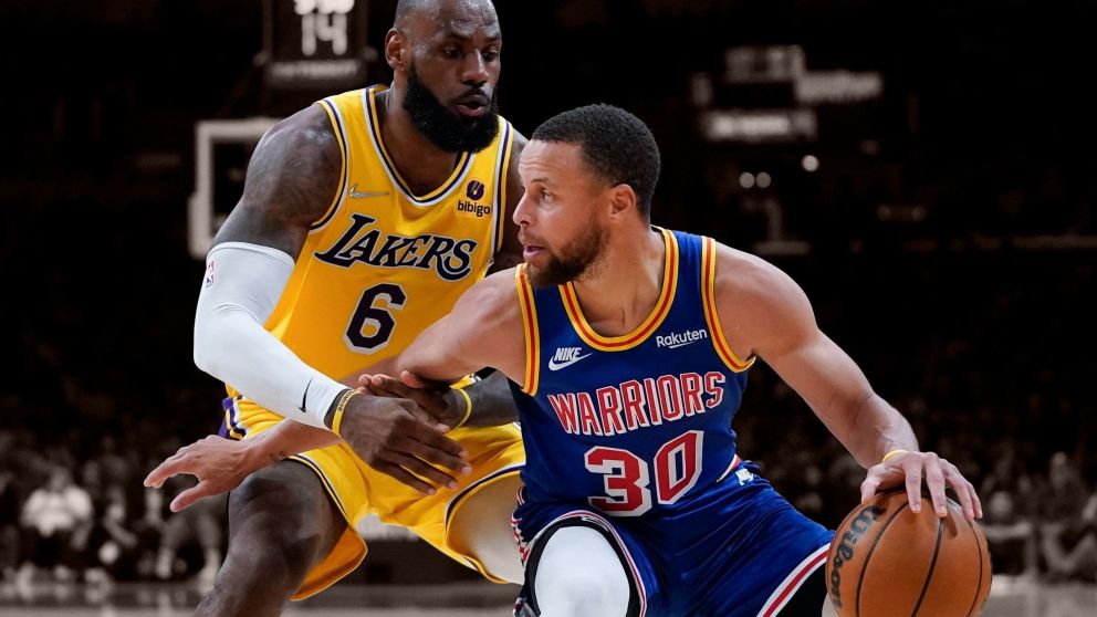 Stephen Curry y LeBron James, dos de los perjudicados por la regla que revolucionó la NBA.