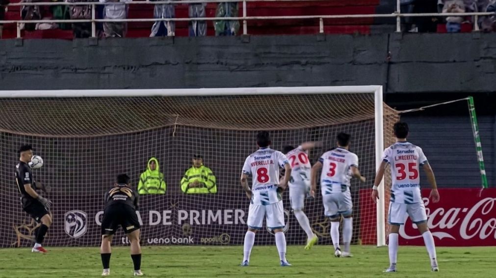 Así convertía Sebastián Ferreira con la cara. (Captura video)