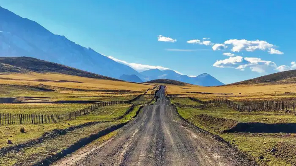 Un camino de montaña donde cada curva revela una postal distinta entre cumbres, valles y naturaleza en estado puro.