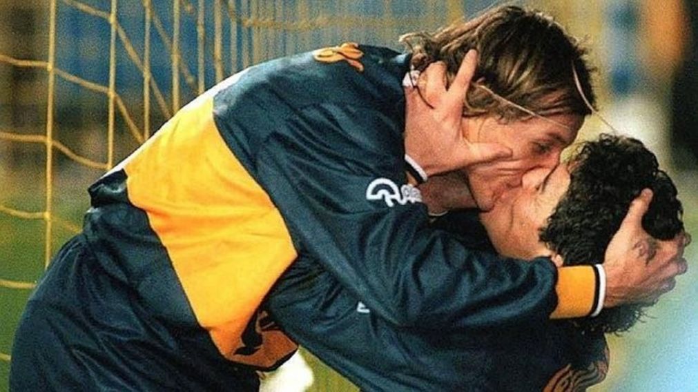 El pico entre Claudio Caniggia y Diego Maradona en medio de un Superclásico entre Boca y River que da vueltas al mundo.