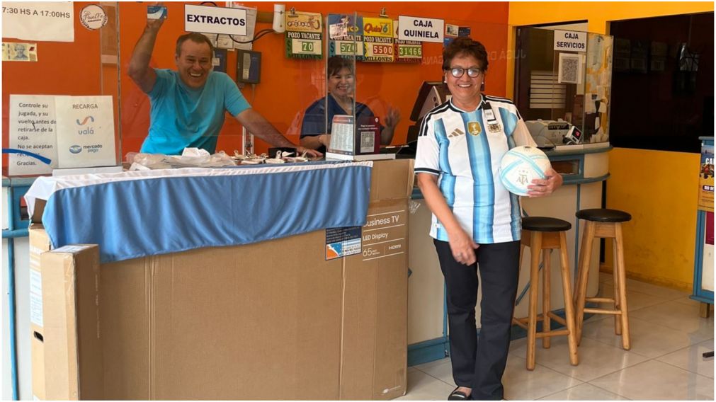 Guardó los tickets en una bolsa, ganó el "kit mundialista" y ya tiene tele de 65'' para ver el debut de la Selección