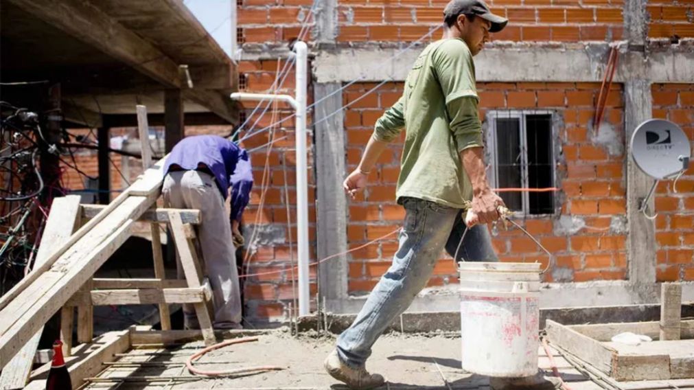 Cuatro de cada 10 trabajadores ocupados no tienen aportes jubilatorios, obra social ni aguinaldo.