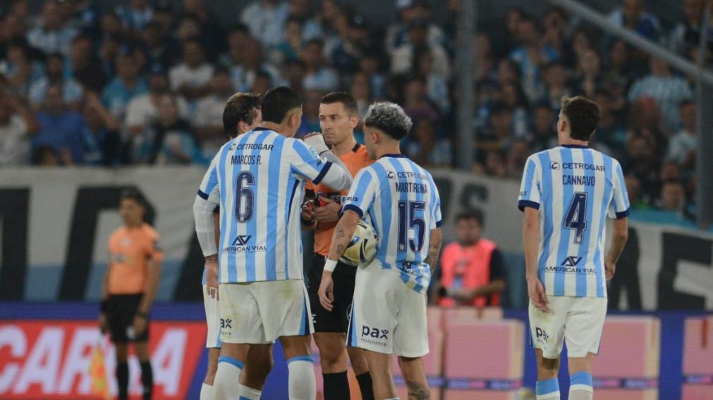 El momento exacto en el que, luego de ser expulsado, Marcos Rojo encara al árbitro Sebastián Zunino.