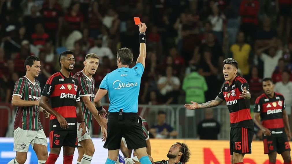 Carrascal se fue expulsado en el tiempo de descuento del clásico entre Flamengo y Fluminense. Por esa roja podría recibir una dura sanción de la dirigencia.
