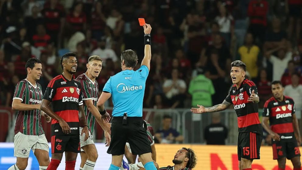 Carrascal se fue expulsado en el tiempo de descuento del clásico entre Flamengo y Fluminense. Por esa roja podría recibir una dura sanción de la dirigencia.