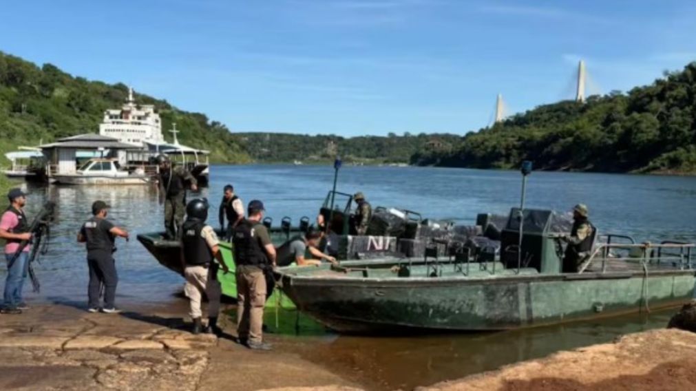 Los efectivos interceptaron el lanchón que venía de la costa paraguaya (Prefectura Naval Argentina).