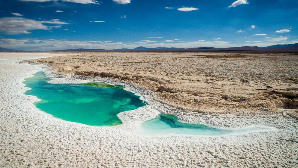 Un paisaje infinito donde la sal, el cielo y las montañas se funden en una escena impactante.
